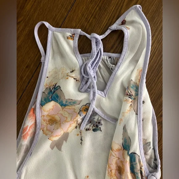 Free People 
XS
White Lavender 
Floral Tank
EUC - Picture 5 of 8